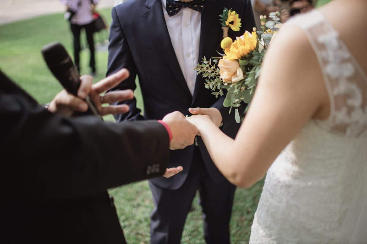 Sunflower Garden Rustic Wedding at The Saujana Hotel Subang Kuala Lumpur malaysia cliff choong the cross effects kevin tan destination portrait and wedding photographer malaysia kuala lumpur bride and groom couple kiss romantic intimate moment scene details