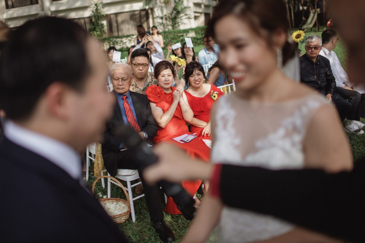 Sunflower Garden Rustic Wedding at The Saujana Hotel Subang Kuala Lumpur malaysia cliff choong the cross effects kevin tan destination portrait and wedding photographer malaysia kuala lumpur bride and groom couple kiss romantic intimate moment scene details
